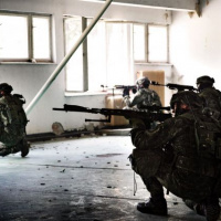 Mechanizovaná rota z Martina cvičí v Lešti boj v meste