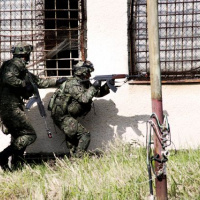 Mechanizovaná rota z Martina cvičí v Lešti boj v meste