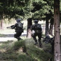 Mechanizovaná rota z Martina cvičí v Lešti boj v meste