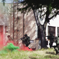 Mechanizovaná rota z Martina cvičí v Lešti boj v meste