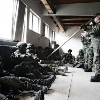 Mechanizovaná rota z Martina cvičí v Lešti boj v meste