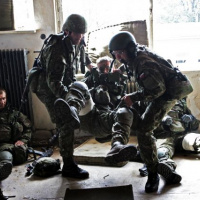 Mechanizovaná rota z Martina cvičí v Lešti boj v meste