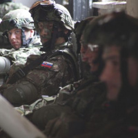 Mechanizovaná rota z Martina cvičí v Lešti boj v meste