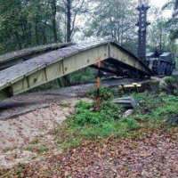 Ženijný tankový most už stojí aj v obci Osuské.