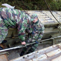 Ženijný tankový most už stojí aj v obci Osuské.