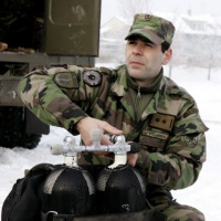 Desiatnik Stojanov pred ponorom starostlivo kontroluje svoje vybavenie