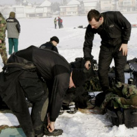 Príprava seredských potápačov pred ponorom do ľadovej vody seneckého jazera