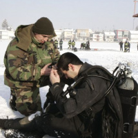 Príprava seredských potápačov pred ponorom do ľadovej vody seneckého jazera