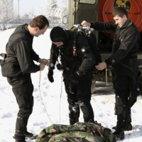 Príprava seredských potápačov pred ponorom do ľadovej vody seneckého jazera