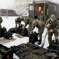 Pohľad na pracovisko seredských potápačov na brehu seneckého jazera