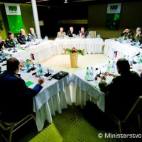 Generáli krajín V4: Spoločne čeliť dopadom hospodárskej krízy