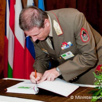 Generáli krajín V4: Spoločne čeliť dopadom hospodárskej krízy