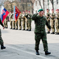 02 Generál Macko sa rozlúčil s príslušníkmi žilinského 5. pluku špeciálneho určenia