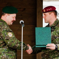 06 Generál Macko sa rozlúčil s príslušníkmi žilinského 5. pluku špeciálneho určenia