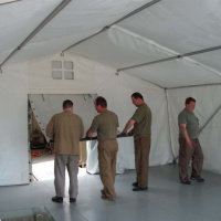 Príprava stanu poľného operačného komplexu zľava: des. M. KUŠION, des. J.GAJDOŠ, des. M. MOLČAN, nrtm. M. TEKEĽ