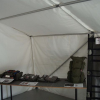 Prezentované prenosné vybavenie pre poskytnutie odbornej pomoci. zľava: batoh pre zdravotníka MEDIC TRAUMA PACK, batoh pre lekára MEDIC TRAUMA SHEET, batoh pre zdravotníka MEDIC TRAUMA WALK, ktorého súčasťou sú aj odľahčené skladacie duralové nosítka  