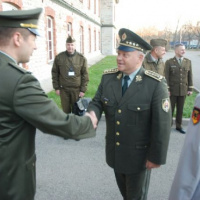 na foto kpt. Roman Palik (SVK) víta generála Bulíka v Centre výnimočnosti
