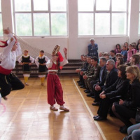 Slovenskí vojaci odovzdali športové potreby deťom v Bosne