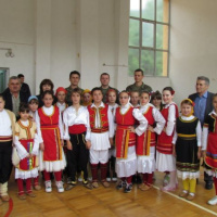 Slovenskí vojaci odovzdali športové potreby deťom v Bosne