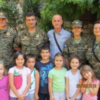 Slovenskí vojaci v Sarajeve učia deti ako sa chrániť pred mínami