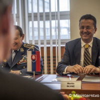 Minister obrany Martin Glváč prijal admirála Williama Harryho McRavena
