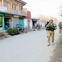 08 Veliteľ ISAF SOF na patrole so slovenskými SOF
