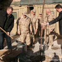 Tábor slovenských vojakov v Kandaháre skrášľuje japonská čerešňa