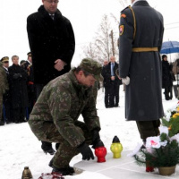 Ministri obrany SR a Maďarska si pripomenuli výročie tragédie v maďarskej obci Hejce