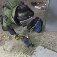 EOD špecialista pri výcviku