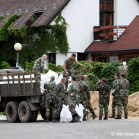 Minister obrany a náčelník GŠ navštívili zaplavený Devín