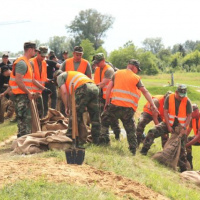 Vojaci z Nitry, Levíc a Serede pomáhajú obyvateľom Štúrova a Komárna