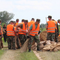 Vojaci z Nitry, Levíc a Serede pomáhajú obyvateľom Štúrova a Komárna