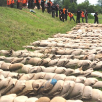 Vojaci z Nitry, Levíc a Serede pomáhajú obyvateľom Štúrova a Komárna