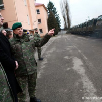 Minister Glváč odovzdal vojakom nové terénne vozidlá