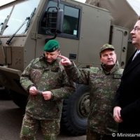 Minister Glváč odovzdal vojakom nové terénne vozidlá