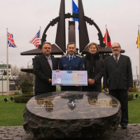 NATO Charity Bazaar 2013 - odovzdanie šekov