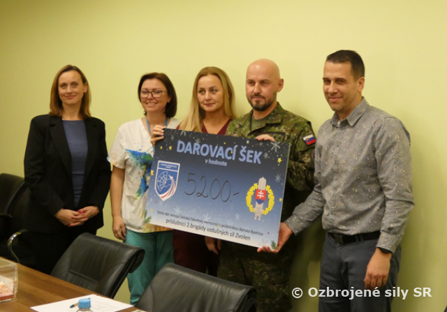 2. brigáda vzdušných síl odovzdala finančný dar detskej nemocnici