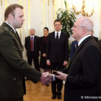 Prezident vyznamenal našich vojakov za statočnosť